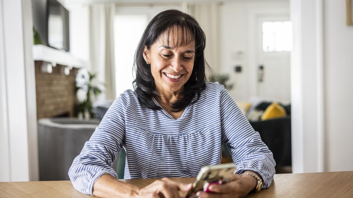 dame sur son téléphone