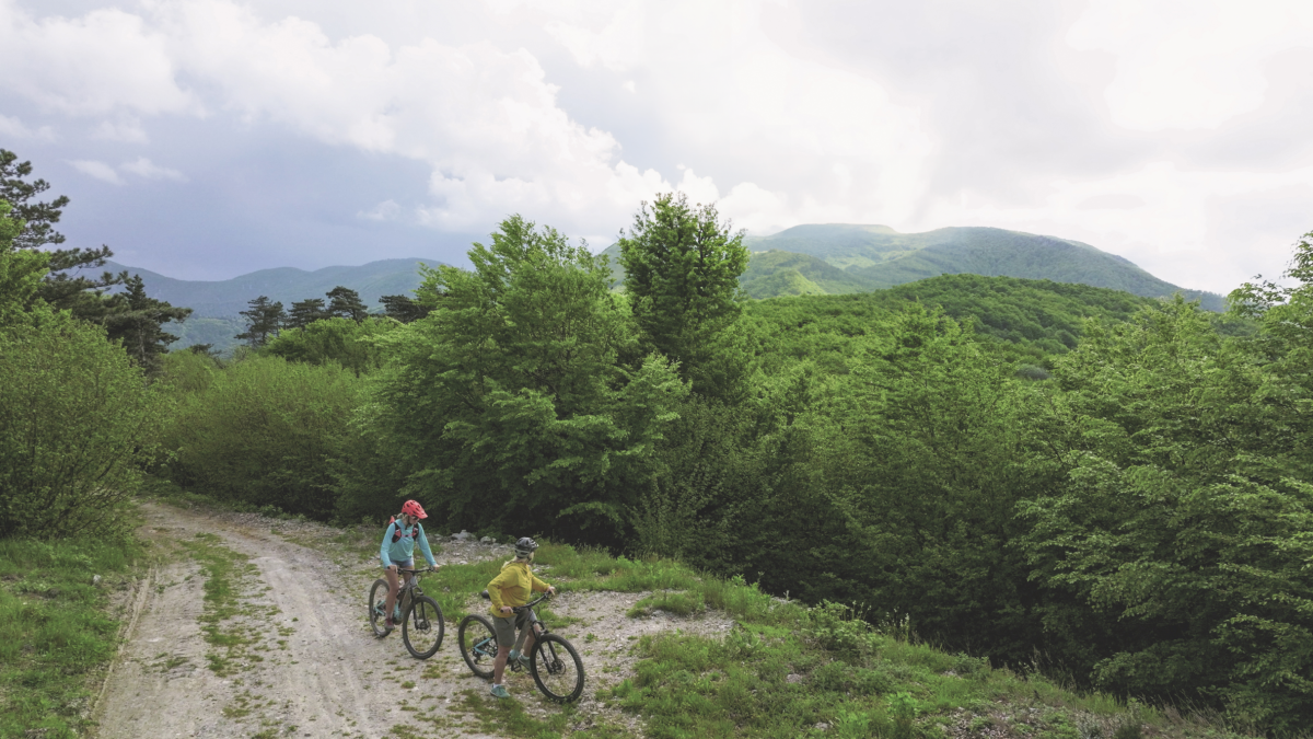 deux cyclistes en montagne 