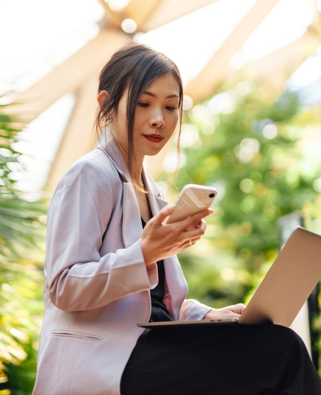 femme avec smartphone