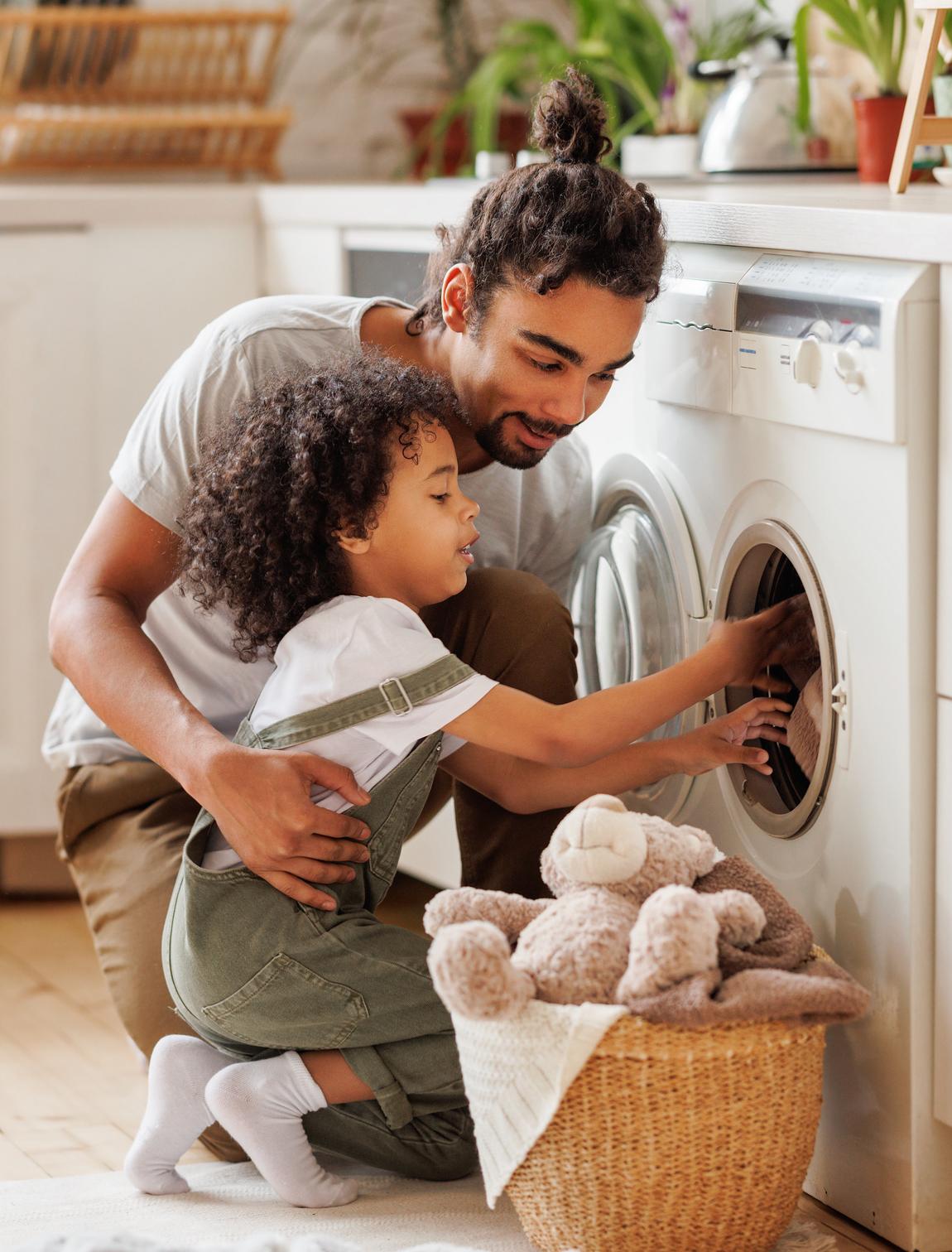 pap et enfant devant lave linge écogestes