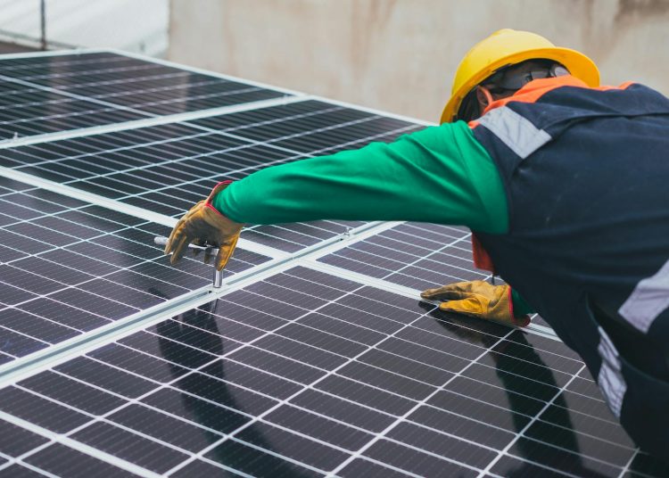 installation de panneaux solaires en cours 