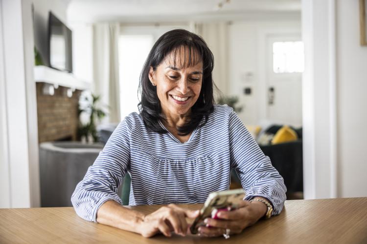 dame sur son téléphone