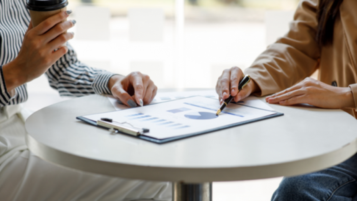 experts analysants des graphiques