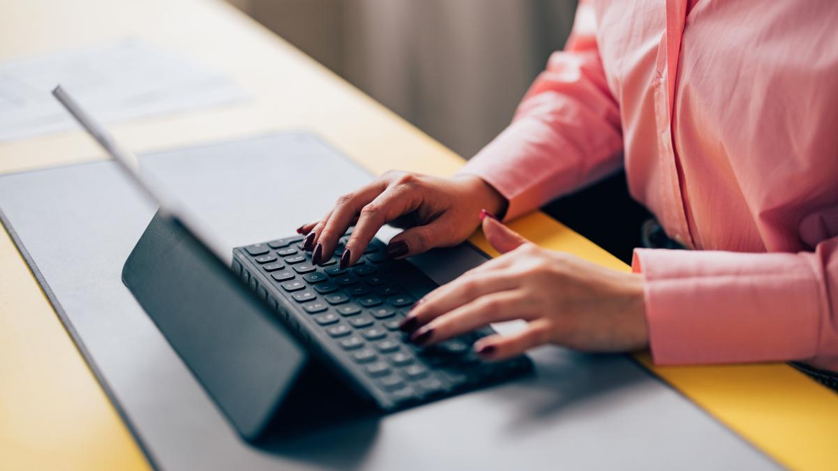 Personne qui se connecte à son Espace client ÉS